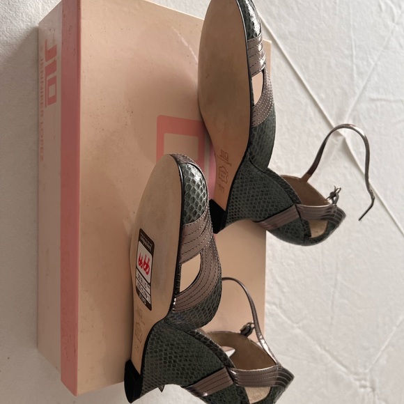 Silver metallic and grey snakeskin embossed leather heels. Never worn. Size 8. - Picture 3 of 4